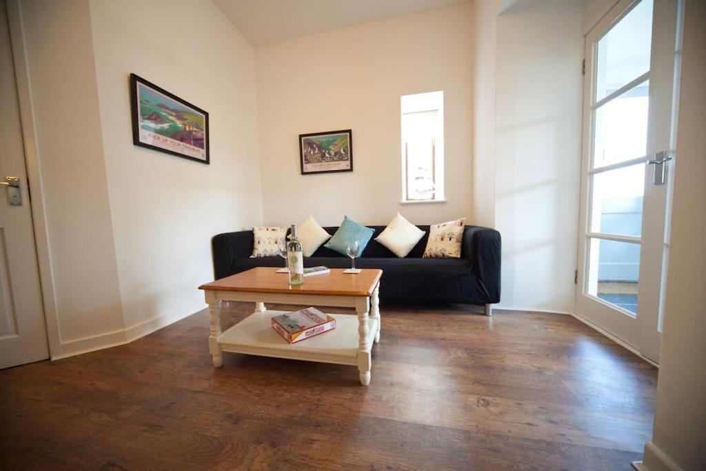 Pembrokeshire Apartment Goodwick エクステリア 写真